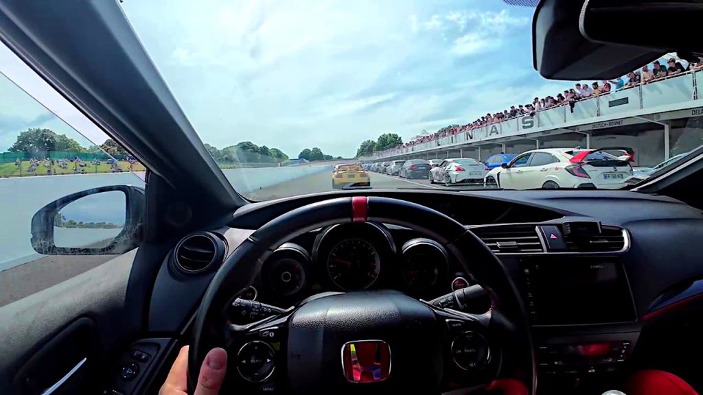 Sur Youtube (Autodrome linas-montlh&eacute;ry france): JapNCar Festival 2025 &ndash; Autodrome Montlhery &ndash; Honda Civic Type R FK2 &ndash; driving to pits