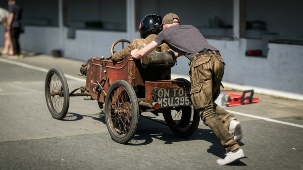 Sur Youtube (circuit montlhery evenement): Wild Mechanical Beasts Fire Up! 🔥