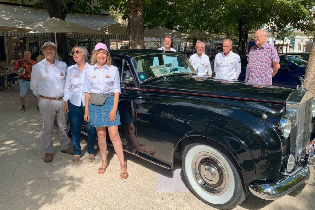 Vichy accueille un rallye international de voitures anciennes vers Bath avec des visites culturelles uniques