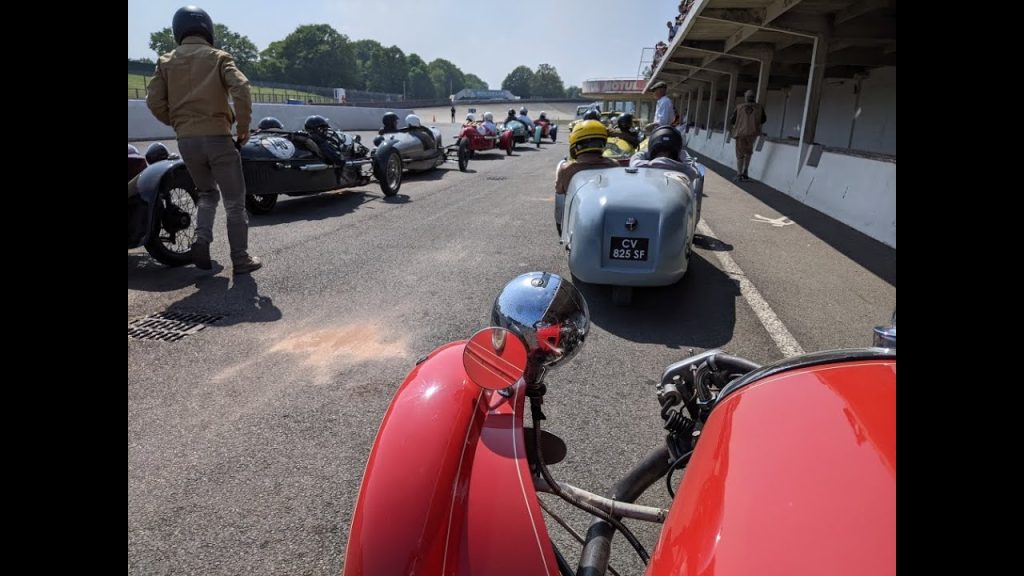 Youtube: Montlhery Vintage Revival 2022 &ndash; Un tour de circuit en Morgan 3 w 1935(Circuit linas)