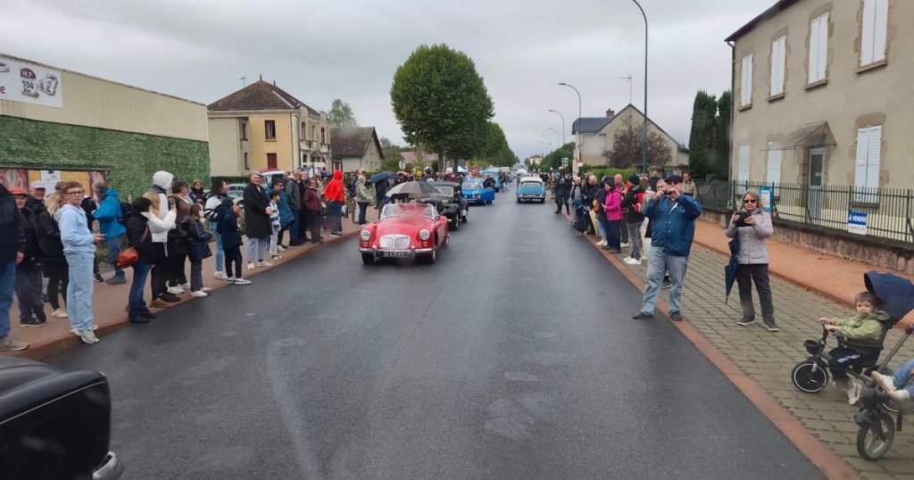 Le village de Lapalisse reconstitue le mythique bouchon de la Nationale 7 pour les 20 ans de l&rsquo;ouverture de l&rsquo;autoroute