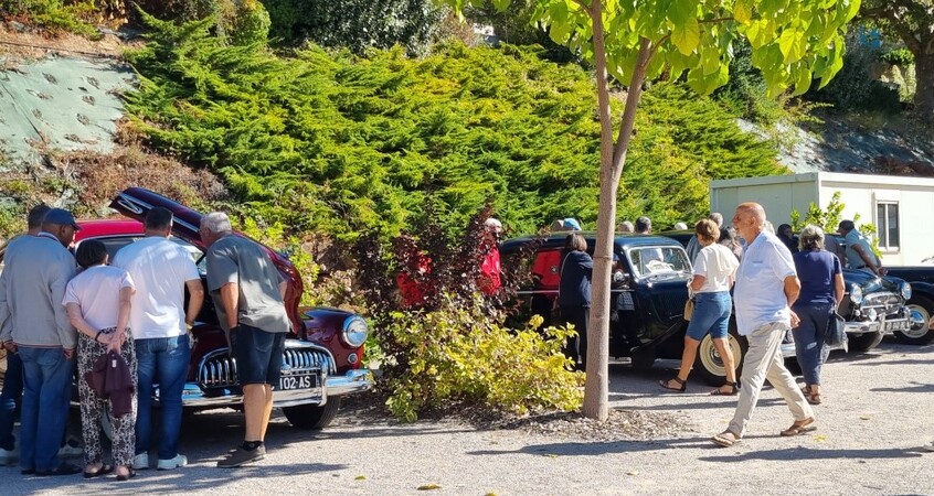 Auto-Retro Aveyronnais fait halte &agrave; Broqui&egrave;s (A lire dans les m&eacute;dias.)