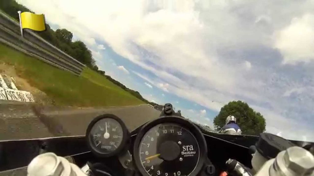 Youtube (Autodrome de linas-montlh&eacute;ry photos): Caf&eacute; Racer Festival 2015 RD/TZ350 &ndash; Session moto course &ndash; Manche 3 dimanche Aprem