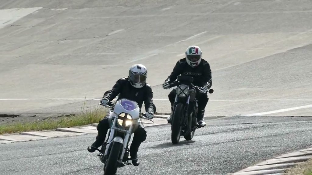 Cafe Racer Festival 2022 : plaisir retrouv&eacute;, frais et intact! S&eacute;rie Cafe Racer Moderne &ndash; Autodrome de linas-montlh&eacute;ry 100 ans, sur Youtube