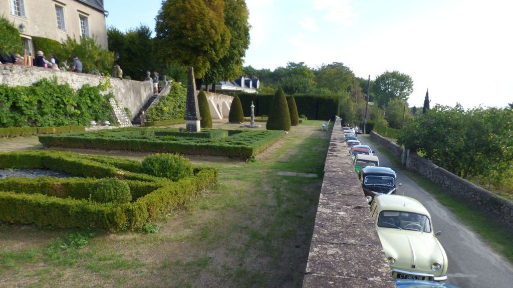 Des vieilles voitures expos&eacute;es au Grand Coteau, &agrave; Noizay