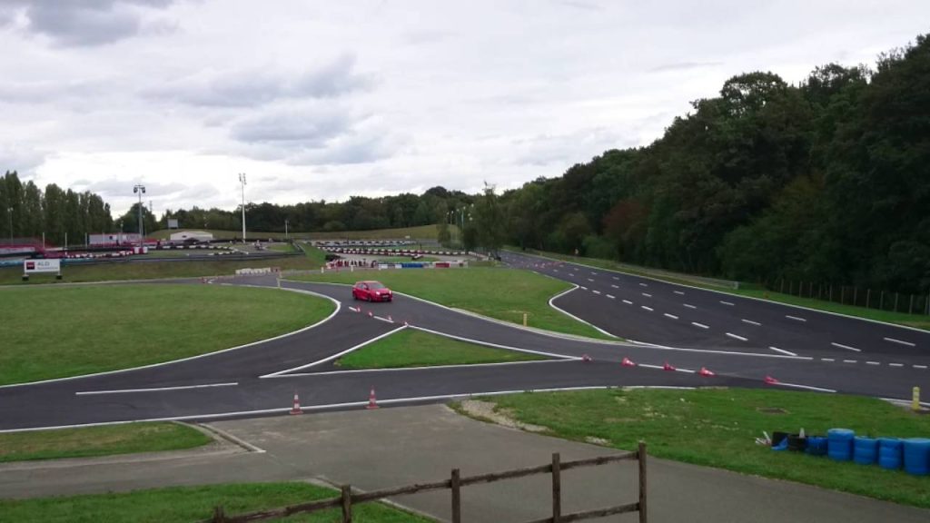 Ford Focus ST 250 &ndash; Circuit de Trappes &ndash; circuit montlhery 100 ans, sur Youtube