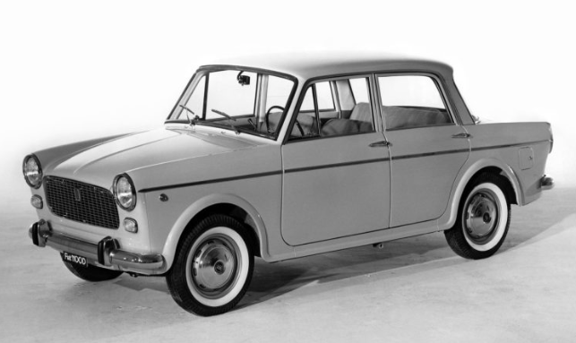 Il retrouve la voiture de son enfance lors d&rsquo;un rassemblement de v&eacute;hicules anciens, ses enfants lui r&eacute;servent une surprise (Vu dans la presse.)