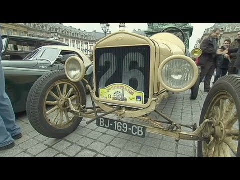 Youtube: Les belles m&eacute;caniques font leur Travers&eacute;e de Paris(Voitures anciennes suresnes)