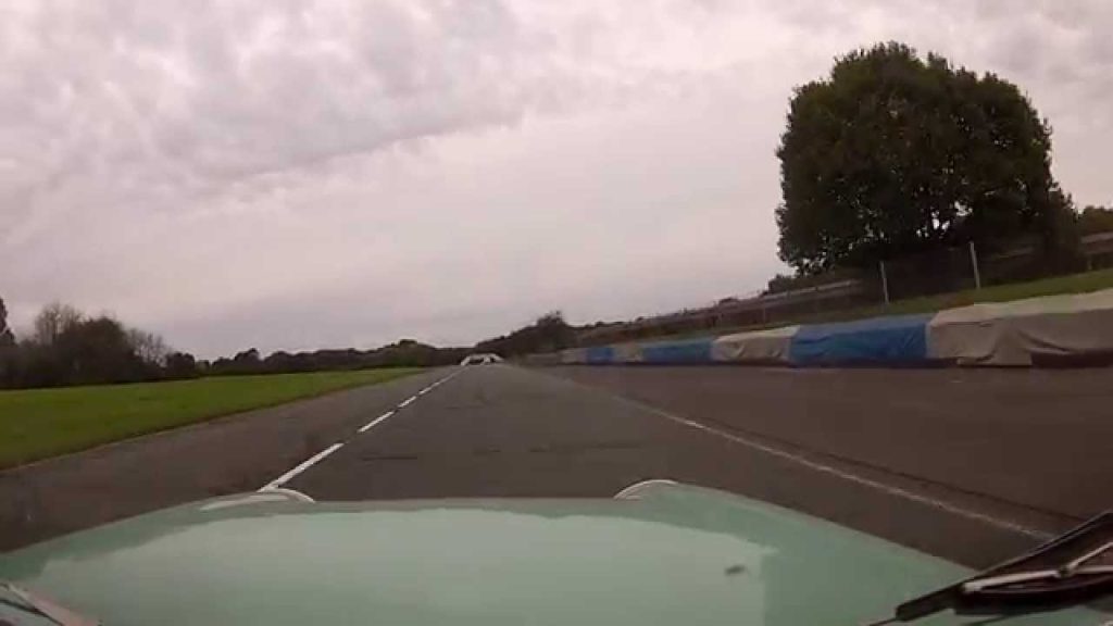 Panhard PL17L4 sur le circuit de montlhery &ndash; circuit montlhery, sur Youtube