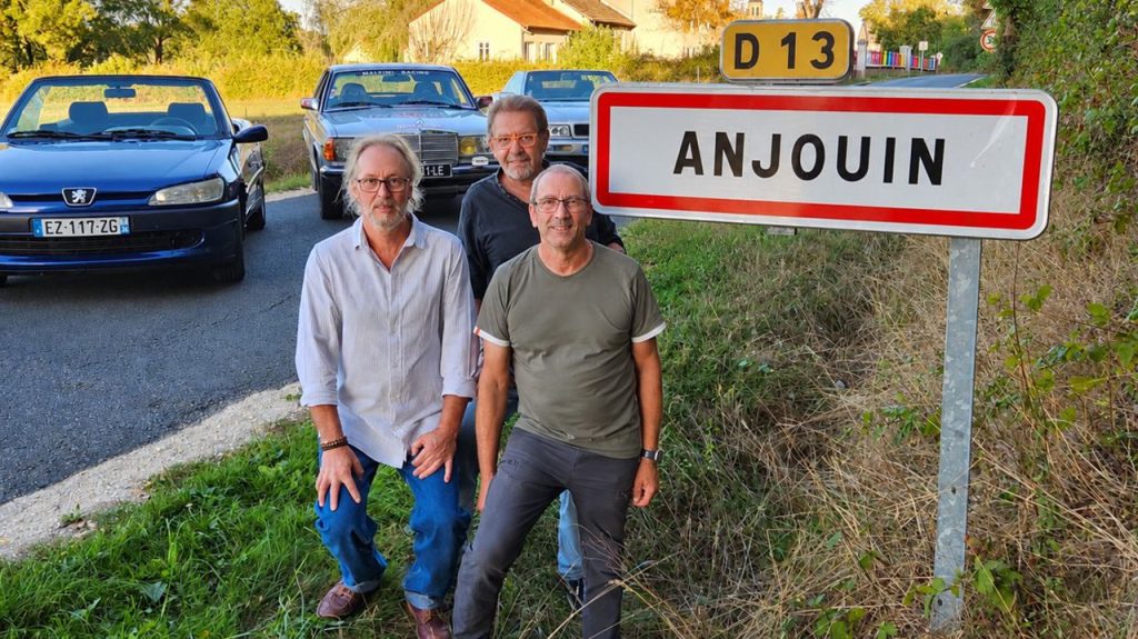 Port&eacute;s par une passion commune pour les voitures anciennes, ils cr&eacute;ent l&rsquo;association Anjouin de Culasse (Veille dans la presse.)