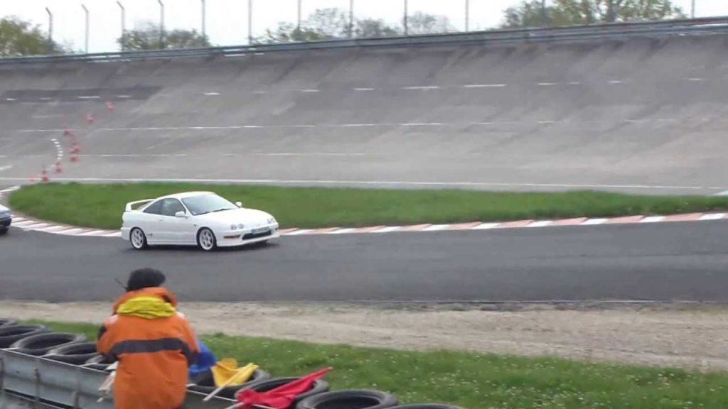 Sur Youtube (Autodrome de linas-montlhéry photos): Youngtimers montlhery 2013 passage 3 (CRX, Intégra, S2, 323…)