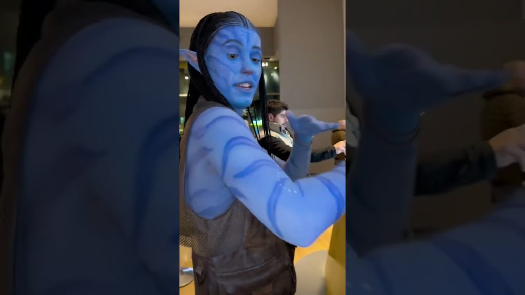 Sur Youtube: Je vais au cin&eacute;ma en Avatar sans payer 💙😂(Beau livre Voitures anciennes)