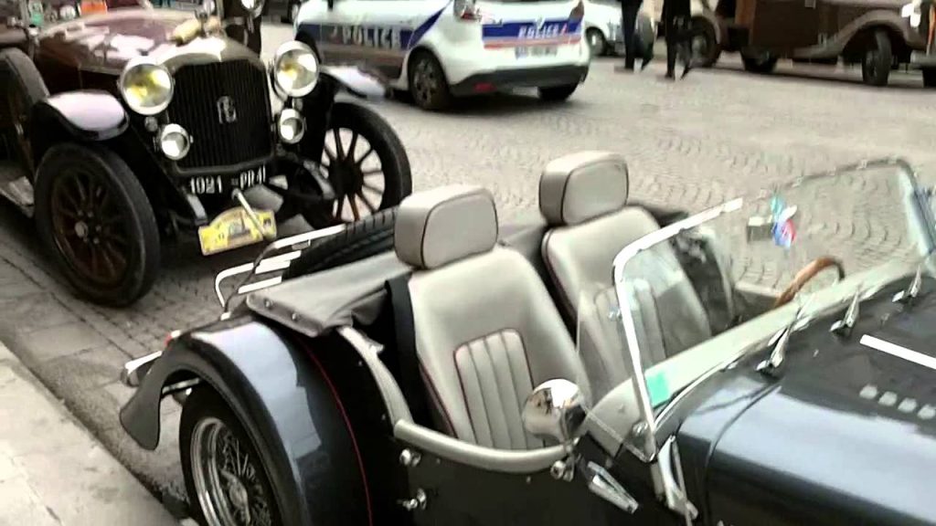 Sur Youtube: Traversée de Paris en voitures anciennes dimanche 6 janvier 2013 place Vendôme France(Voitures anciennes suresnes)