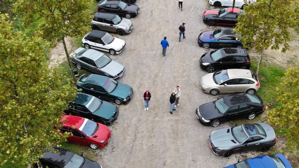 Veille dans la presse: Le grand rassemblement de voitures anciennes, sportives et de collection au parc du ch&acirc;teau de Castries report&eacute;