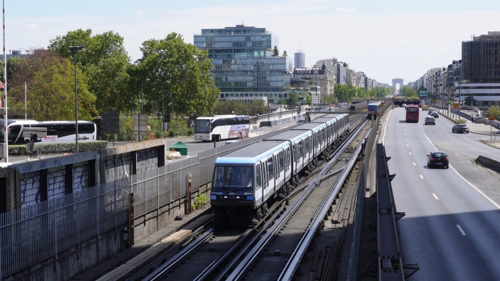 (neuilly-sur-seine): M&eacute;tro de Paris &ndash; Ligne 1 &ndash; MP 05 / Passage sur le pont de Neuilly